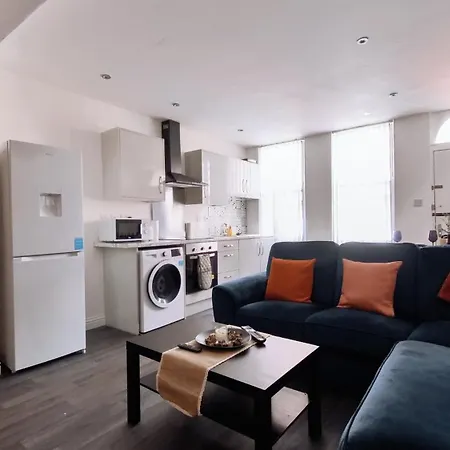 Group Bookings: Up To 30 Guests Across 5 Spacious Flats! Keyless Access Free Wifi & Parking