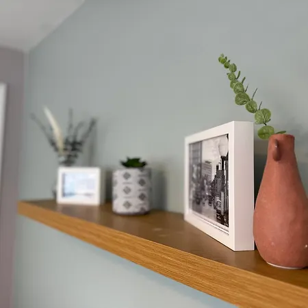 Group Bookings: Up To 30 Guests Across 5 Spacious Flats! Keyless Access Free Wifi & Parking Birmingam