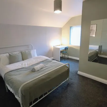 Group Bookings: Up To 30 Guests Across 5 Spacious Flats! Keyless Access Free Wifi & Parking Birmingam