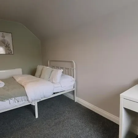 Group Bookings: Up To 30 Guests Across 5 Spacious Flats! Keyless Access Free Wifi & Parking Birmingam