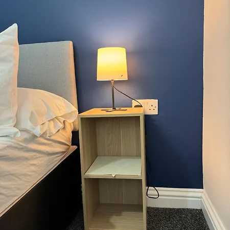 Group Bookings: Up To 30 Guests Across 5 Spacious Flats! Keyless Access Free Wifi & Parking Apartamento