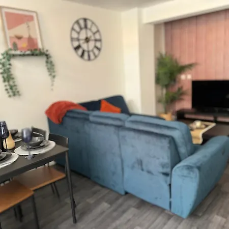 Group Bookings: Up To 30 Guests Across 5 Spacious Flats! Keyless Access Free Wifi & Parking * Birmingam