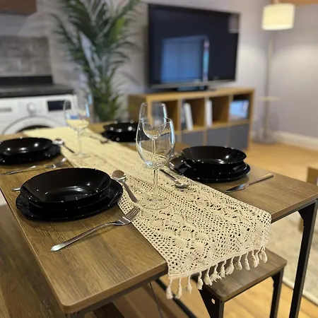 Group Bookings: Up To 30 Guests Across 5 Spacious Flats! Keyless Access Free Wifi & Parking