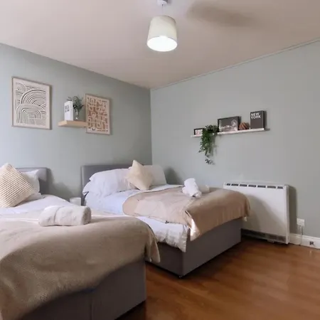 Group Bookings: Up To 30 Guests Across 5 Spacious Flats! Keyless Access Free Wifi & Parking Apartamento *