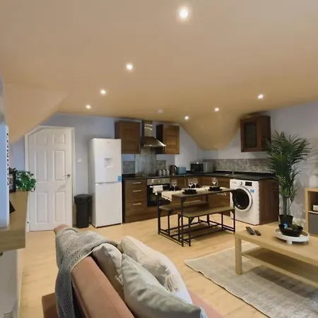 Group Bookings: Up To 30 Guests Across 5 Spacious Flats! Keyless Access Free Wifi & Parking