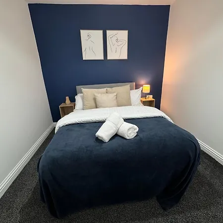 Group Bookings: Up To 30 Guests Across 5 Spacious Flats! Keyless Access Free Wifi & Parking Apartamento