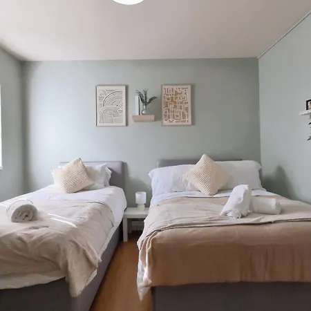 Apartamento Group Bookings: Up To 30 Guests Across 5 Spacious Flats! Keyless Access Free Wifi & Parking *