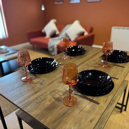 Group Bookings: Up To 30 Guests Across 5 Spacious Flats! Keyless Access Free Wifi & Parking Apartamento